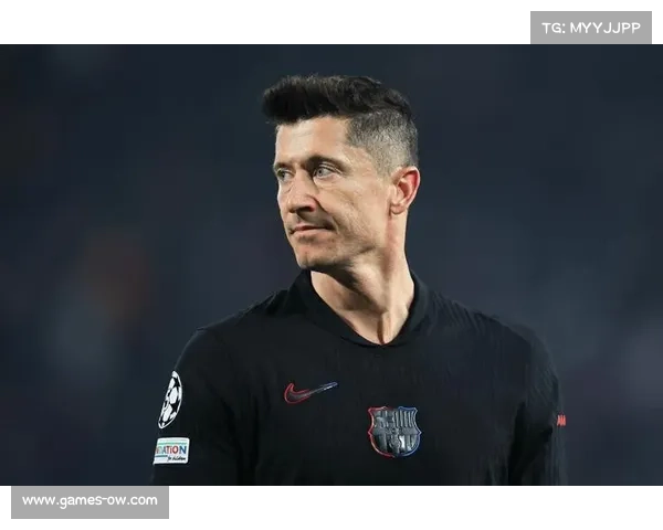 莱万点射后冷静调整完成帽子戏法，展现射手本色